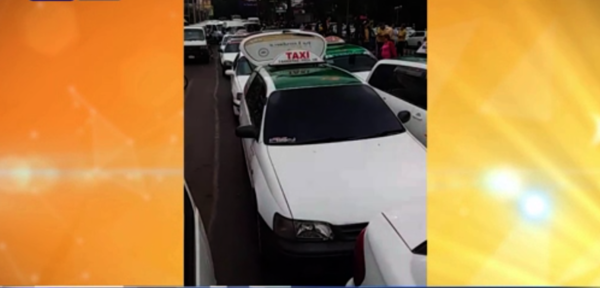 CDE vive un caos por culpa de taxistas | Noticias Paraguay