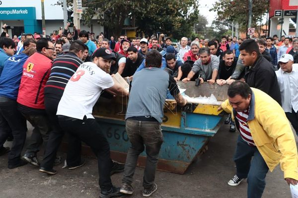 Taxistas cierran Mcal. López con contenedor de basuras