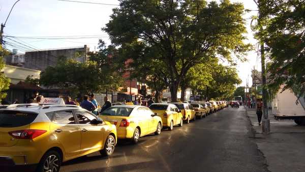 Policía despeja avenida Mariscal López tras bloqueo de taxistas - ADN Paraguayo