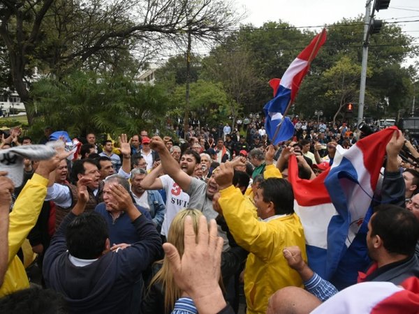 No todos los taxistas apoyan paro y cierre de calles