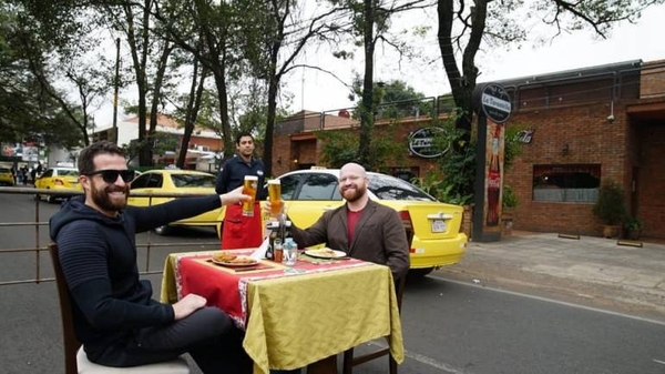 HOY / Servicio al aire libre y bebidas gratis: locales buscan estrategias ante caída de venta por protesta de taxistas