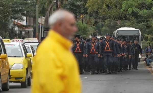 HOY / Morales ordena despejar Avda. Mariscal López y declara vigilia hasta mañana