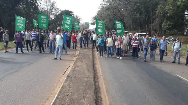 Productores de la FNC cierran ruta en desvio troche de la Ruta VII