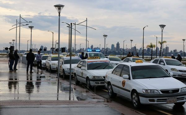 Taxistas encarnacenos se sumaron a la movilización nacional