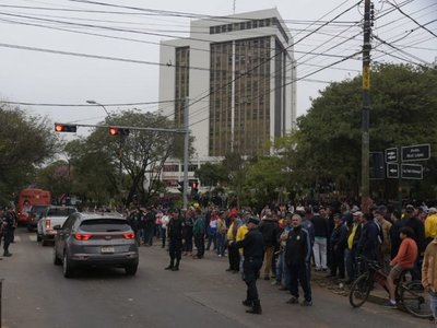 Taxistas acatan orden judicial y liberan tránsito en Mariscal López