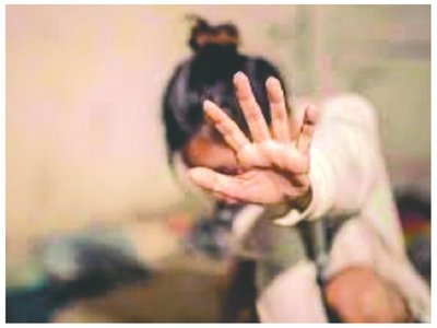 En pleno viaje, metió a su hija a un motel