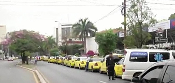 Taxistas liberan avenida Mariscal López, tras orden judicial | Noticias Paraguay