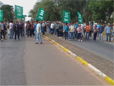 Productores de mandioca de Caaguazú cierran la ruta 7