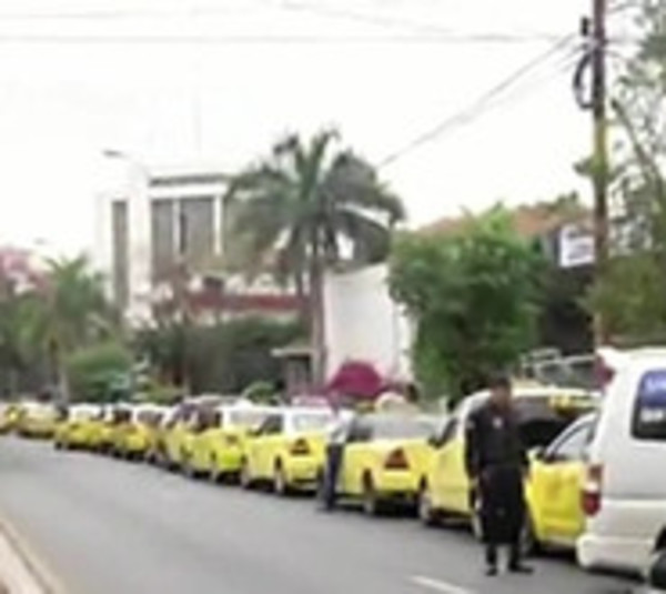 Taxistas liberan avenida Mariscal López, tras orden judicial - Paraguay.com