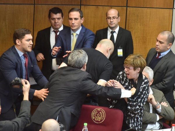 Senado suspende a Paraguayo Cubas por segunda vez