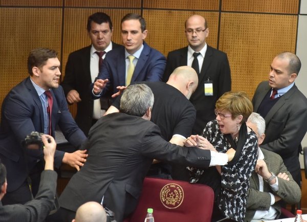 Senado suspende a Paraguayo Cubas por segunda vez