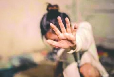 En pleno viaje, metió a su hija a un motel
