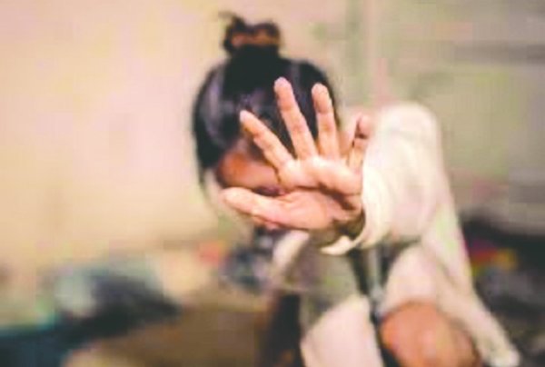 En pleno viaje, metió a su hija a un motel