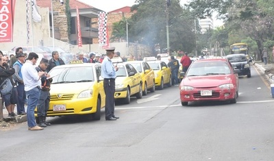 Taxistas se retiran de la avenida Mcal López