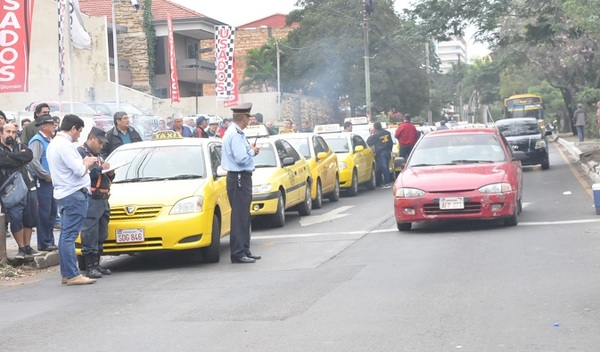 Taxistas se retiran de la avenida Mcal López