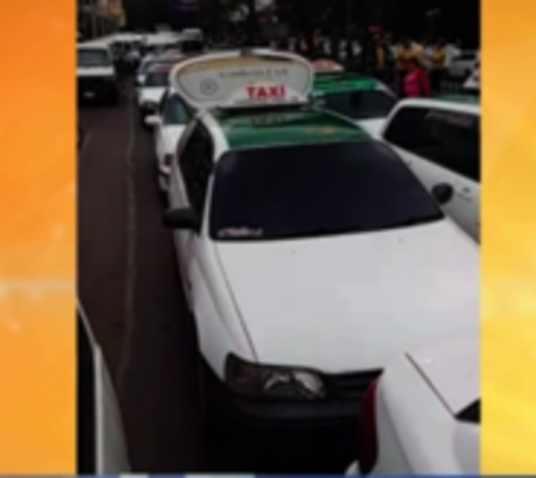 El enjambre de taxistas paraliza Ciudad del Este - Paraguay.com