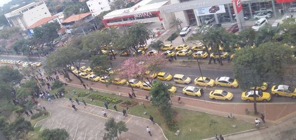 Con sus líderes detenidos, taxistas preparan otro día de caos mañana - Nacionales - ABC Color
