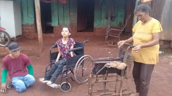 Itapua: Joven con discapacidad donó una silla de ruedas a una niña