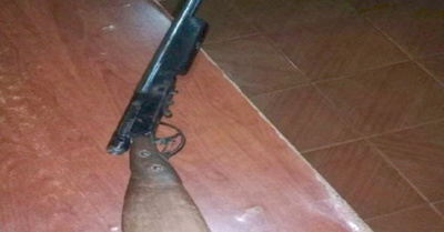 Manipulaba escopeta y de chiripa se dio un tiro