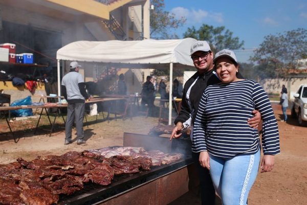 Conquistan negocio con parrillas y tradición