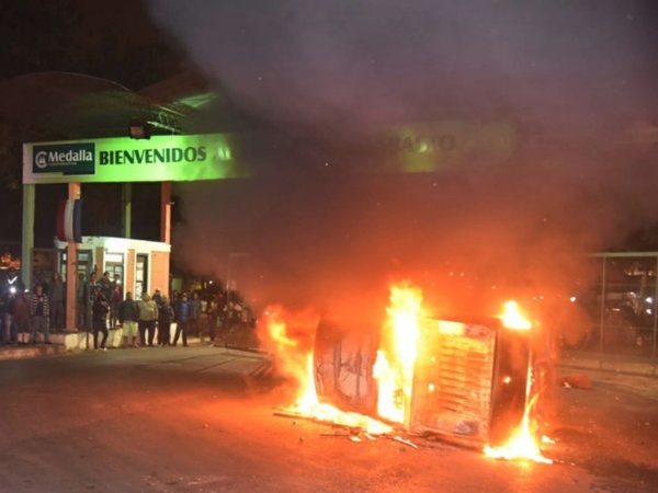 Abasto: Una turba ataca a la Policía y quema dos vehículos
