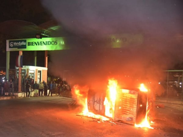 Abasto: Una turba ataca a la Policía y quema dos  vehículos