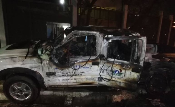 HOY / Operativo anticontrabando: queman móvil de Senave y apedrean vehículos