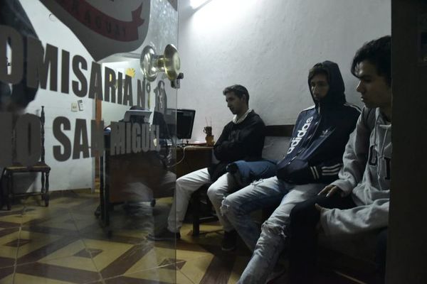 Jóvenes denuncian que fueron asaltados tras salir de sus trabajos - Nacionales - ABC Color