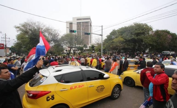 HOY / Tras regular Muv y Uber, concejales analizarán las tarifas y paradas de taxis