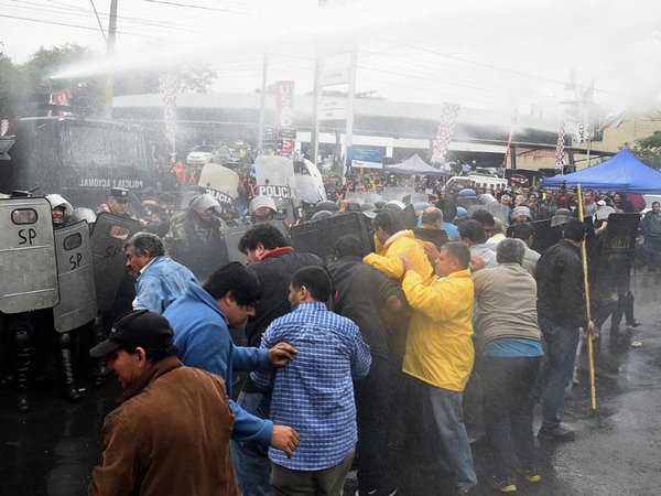 Bloqueo de los taxistas se tornó  violento, dejó heridos y    detenidos