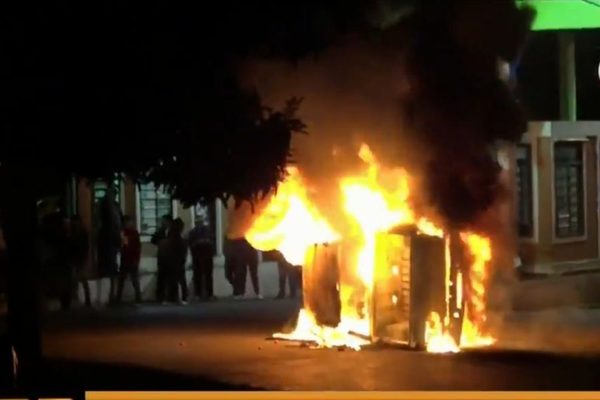 Turba de contrabandistas ataca a la Policía, rescata mercaderías y quema vehículo estatal