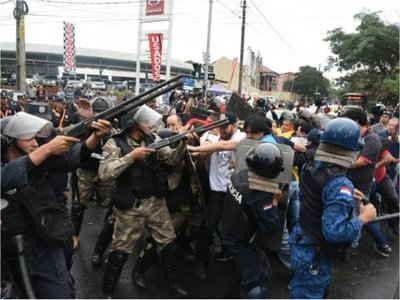 Protesta de los taxistas dejó  policías y periodistas heridos