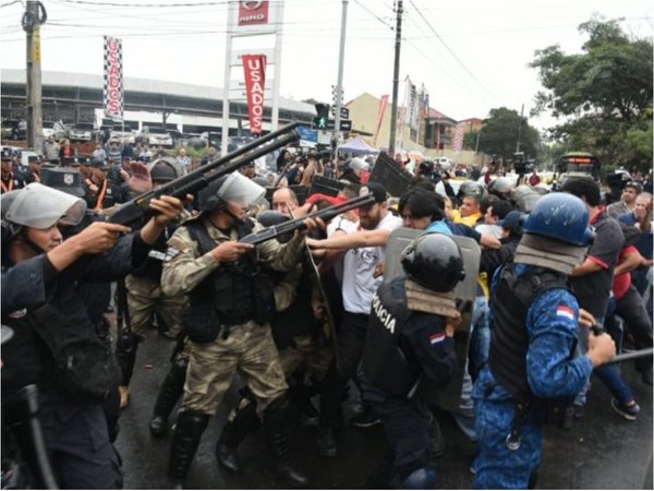 Protesta de los taxistas dejó policías y periodistas heridos