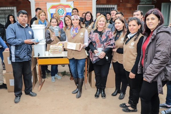 Primera Dama e INDI asistieron a familias indígenas en el Chaco | .::Agencia IP::.