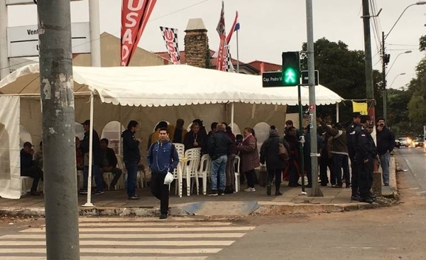 HOY / Taxistas desconvocan manifestación pero muchos siguen en vigilia