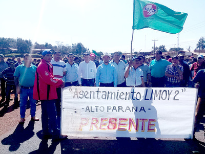 Productores de mandioca bloquean la supercarretera exigiendo mejores precios