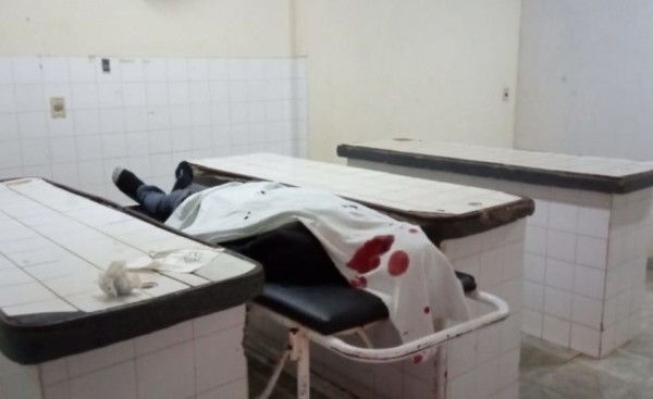Joven motociclista muere al embestir contra camión