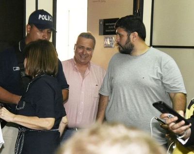Tras modificación de ley, González Daher y su hijo intentan salir de la cárcel