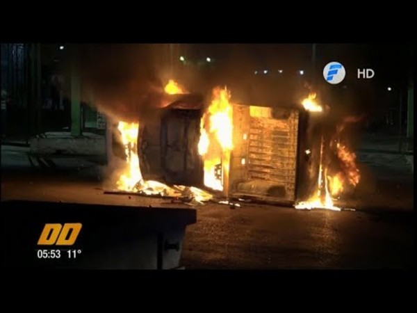 Turba atacó el Abasto: Robaron tomates y quemaron una camioneta