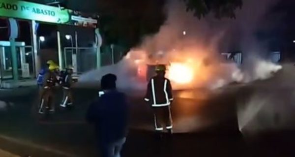 Vándalos incendian móvil del SENAVE tras incautación de cajas de tomates en Mercado de Abasto - .::RADIO NACIONAL::.