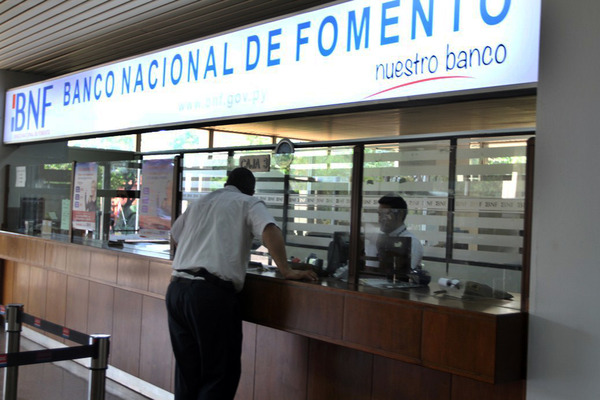 Microempresarios y productores son los que más solicitan créditos al BNF | .::Agencia IP::.