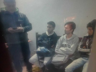 Apuntan en la cabeza a joven para robarle su billetera