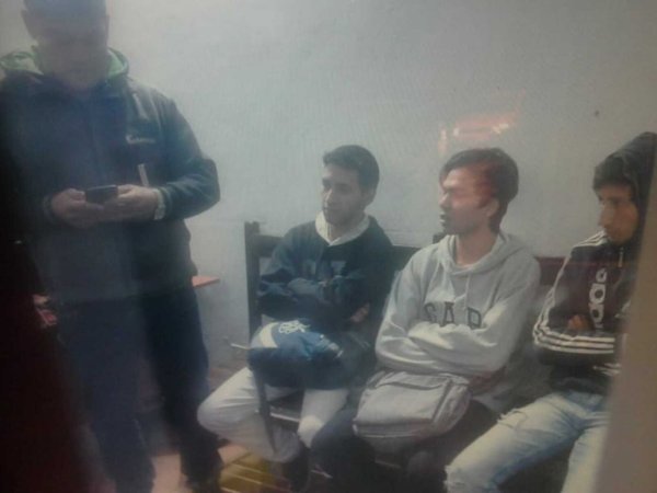 Apuntan en la cabeza a joven para robarle su billetera