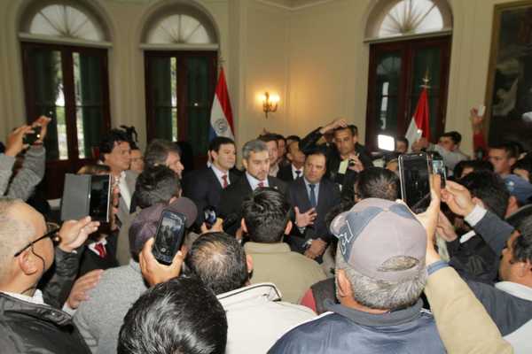 Presidente ratifica compromiso de fortalecer unidades productivas tras encuentro con bananeros | .::Agencia IP::.