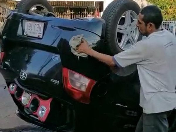 Echaron a empleado de lavadero que volcó un auto