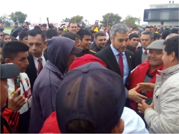 Mario Abdo responde a productores que denunciaron entrega de abono aguado