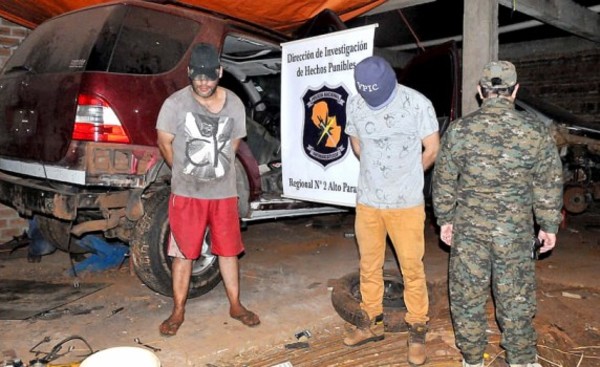 Dos detenidos e incautación de camioneta con doble fondo