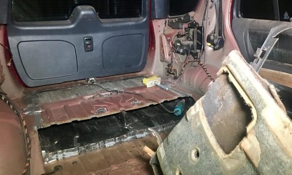 Hallan taller donde preparaban vehículos de doble fondo en Franco