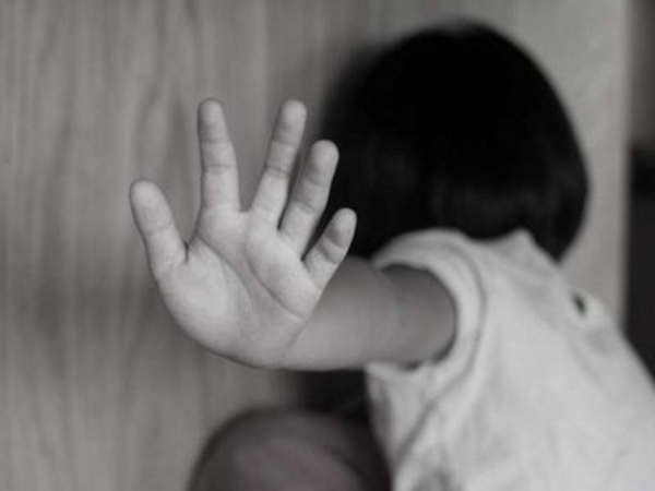 Imputan a un hombre por abuso de sus hijastras en complicidad con la madre - Radio 1000 AM