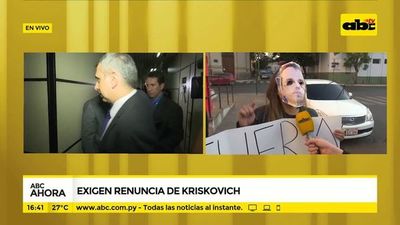 Estudiantes exigen renuncia de Kriskovich - ABC Noticias - ABC Color
